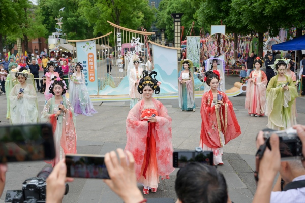 北碚区第四届正码头风筝文化集开幕式。代宇航摄