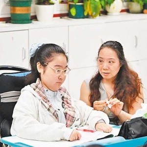 在轮椅上写诗的女孩